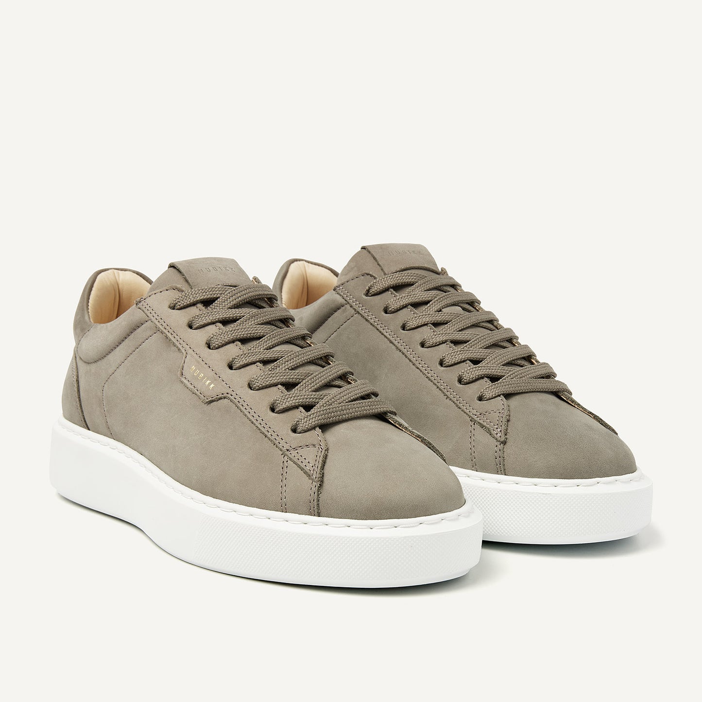 Nubbik Vince Tora Sneaker in Olivgrün aus hochwertigem Nubukleder mit goldenen Details.