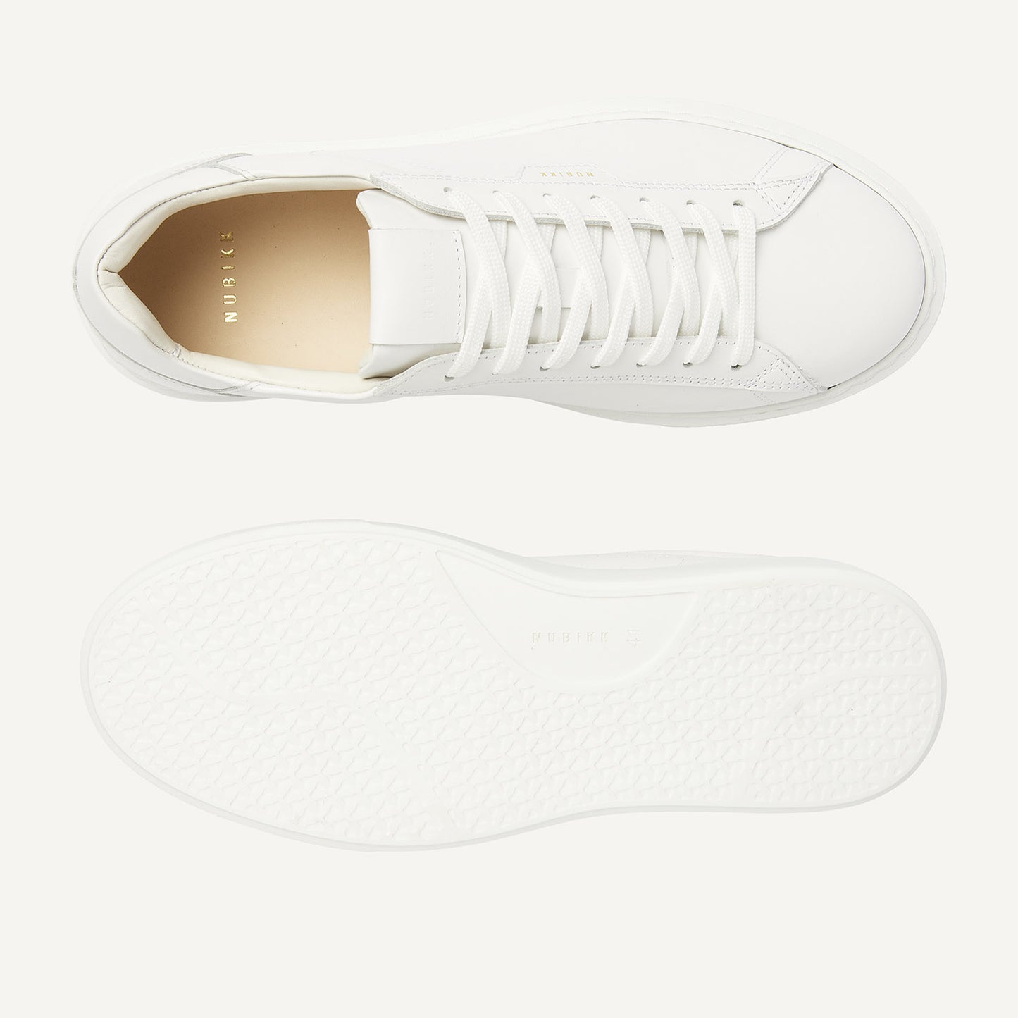 Nubbik Vince Tora White – Draufsicht auf die Sneaker mit flachen Schnürsenkeln und gepolsterter Zunge, zusammen mit der strukturierten Außensohle.