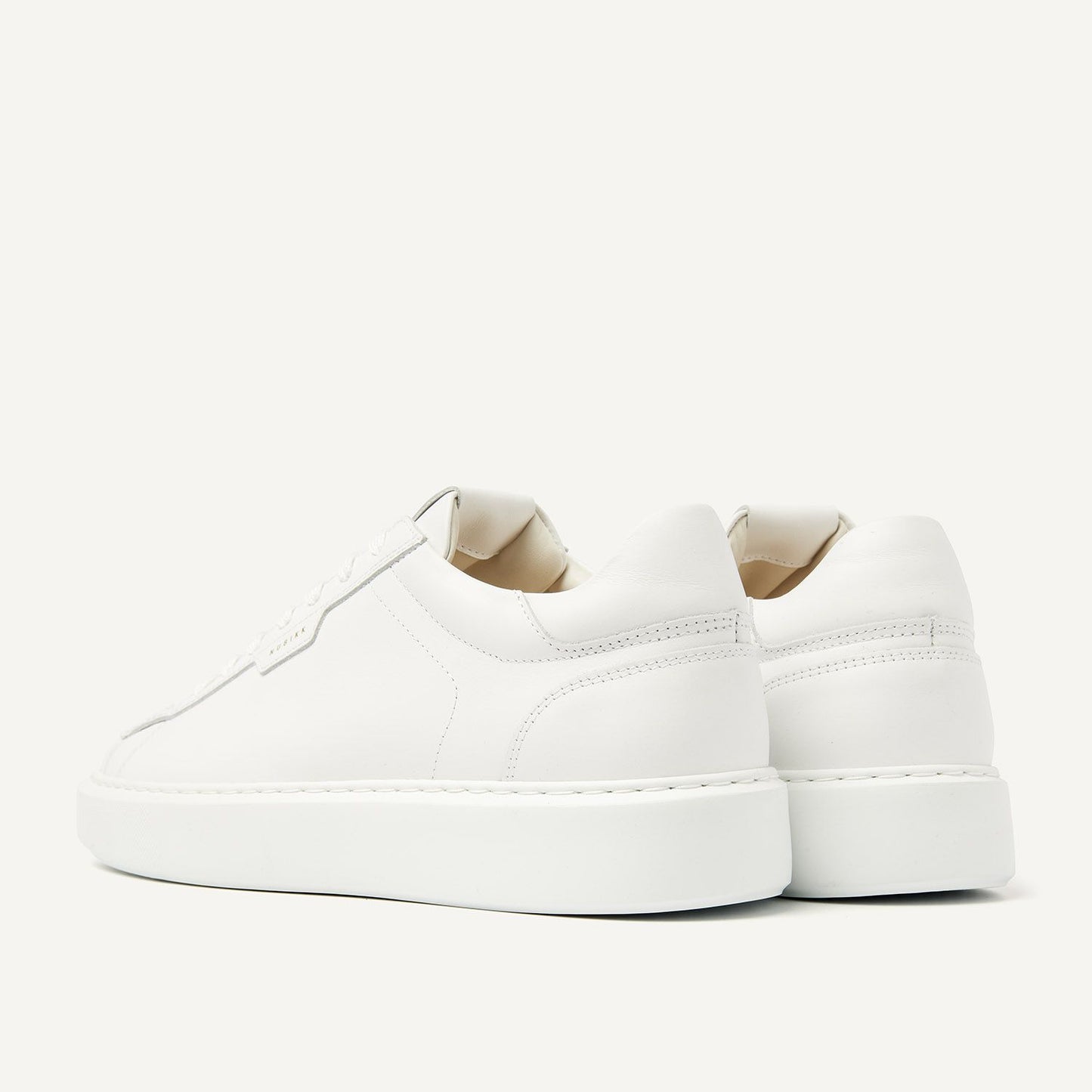 Nubbik Vince Tora White – Rückansicht der minimalistischen weißen Sneaker mit gepolstertem Fersenbereich.