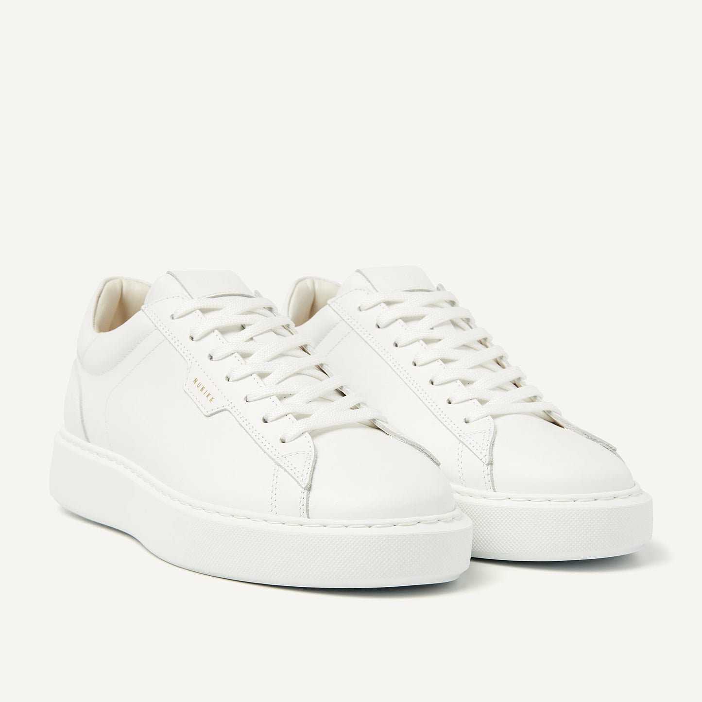 Nubbik Vince Tora White – Seitenansicht der weißen Leder-Sneaker mit flachen Schnürsenkeln und eleganter EVA-Sohle.