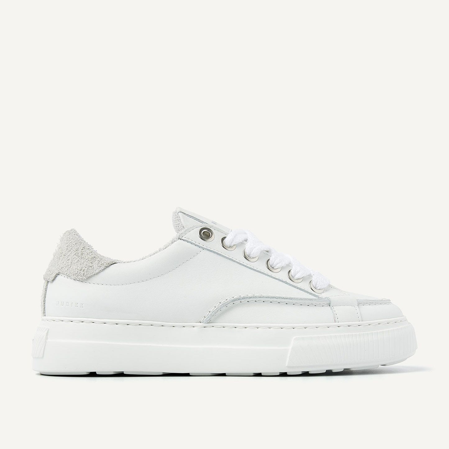 Nubikk Caldera Tora White Sneaker in Seitenansicht mit Details aus Wildleder und Metallösen.