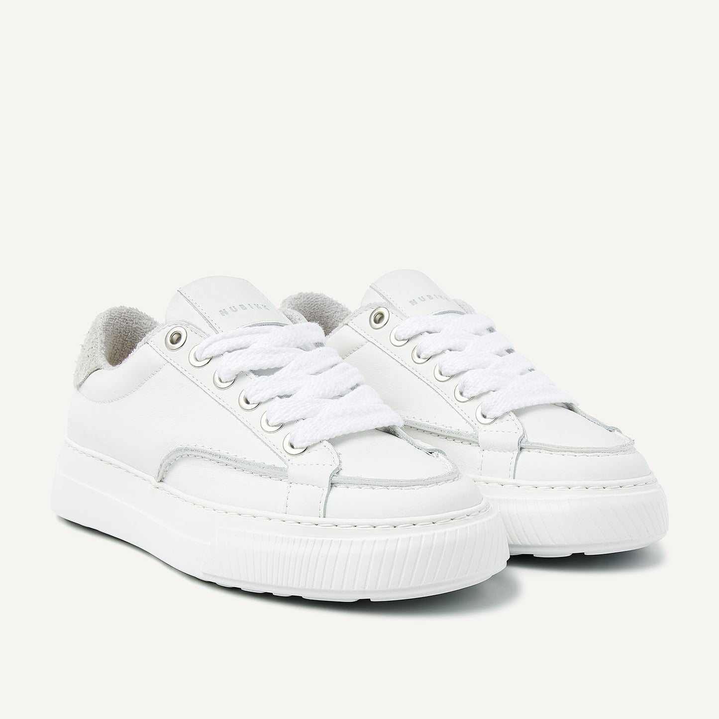 Nubikk Caldera Tora White Sneaker aus weißem Leder mit Ziernähten und dicker Sohle.