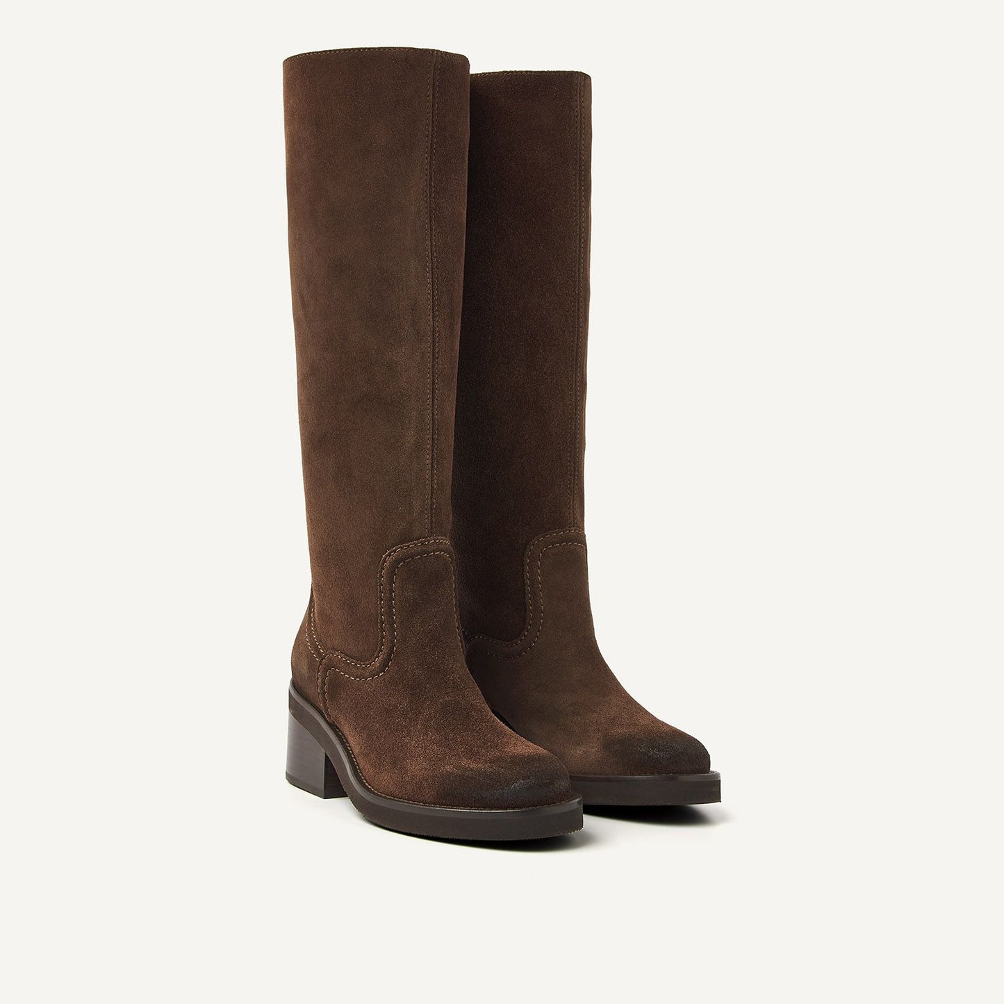 Nubikk Cassy Boot - Dark Brown Suede von vorne und seitlich fotografiert für Detailansicht