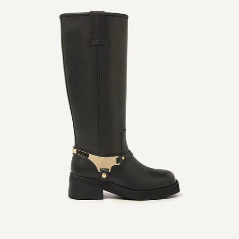 Seitenansicht der Nubikk Eve Lynn - Black Leather Stiefel aus schwarzem Glattleder mit goldener Schnalle – stylische High Boots für Herbst und Winter