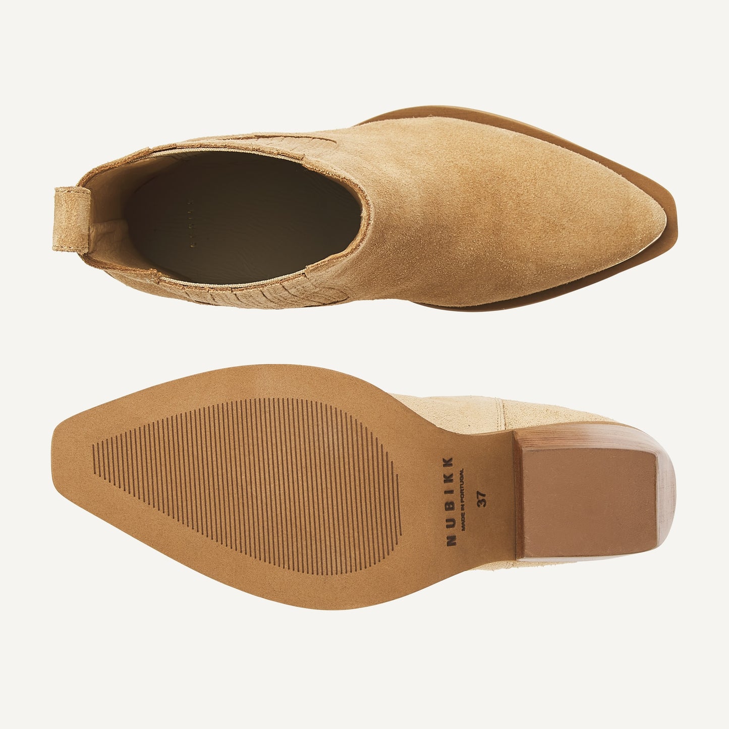 Nubikk Liv Loua Metal - Oak Suede mit Blick auf Sohle und Oberseite des Stiefels