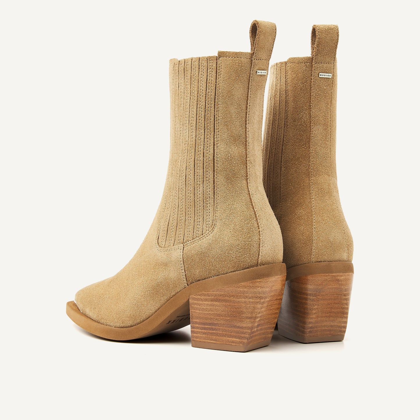 Nubikk Liv Loua Metal - Oak Suede Boots von hinten mit markantem Absatz und Logo-Detail