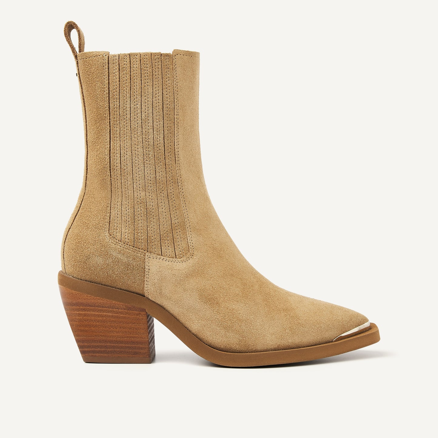 Nubikk Liv Loua Metal - Oak Suede in seitlicher Ansicht mit spitzer Form und Blockabsatz