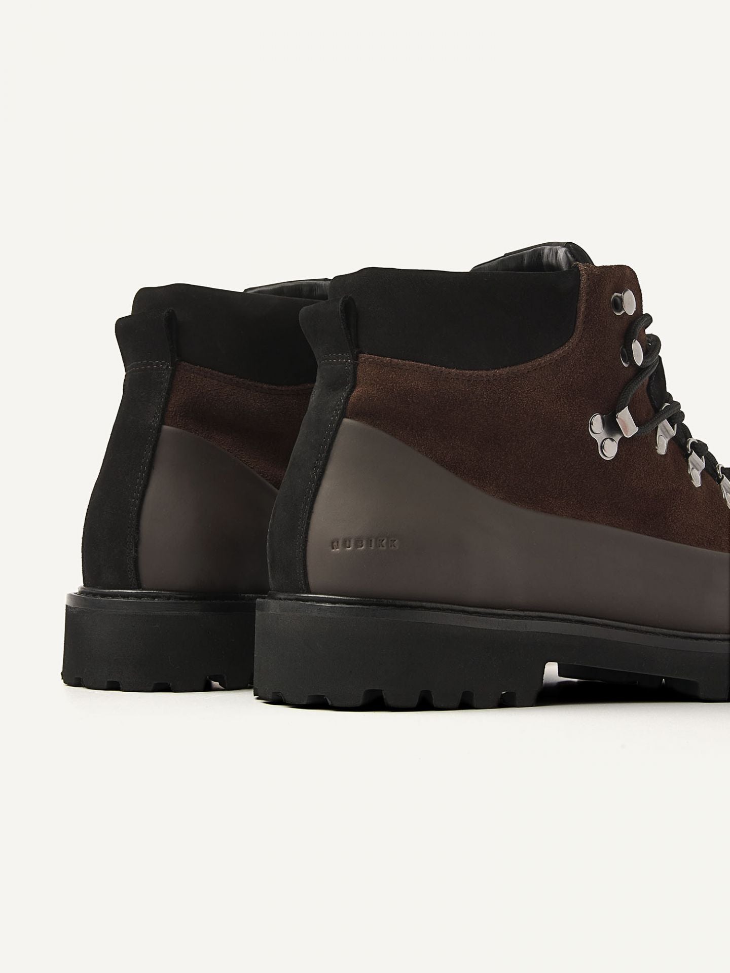 Nubikk Logan Chad - Dark Brown Combi Herren-Boots – Rückansicht mit Fersenlaschen und Branding