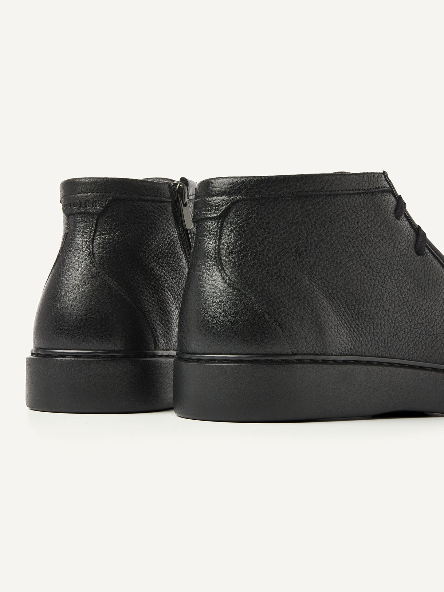 Rückansicht der Nubikk Steve Ryan Mid Black Leather Schuhe mit Fokus auf Fersenpartie und strukturierte Sohle