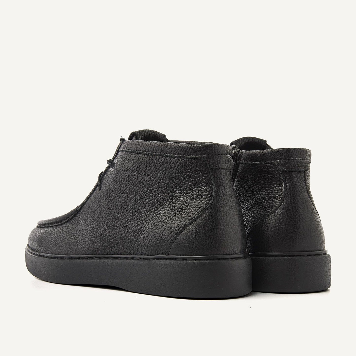 Nubikk Steve Ryan Mid - Black Leather Rückansicht mit strukturierter Lederoberfläche und schwarzer Sohle