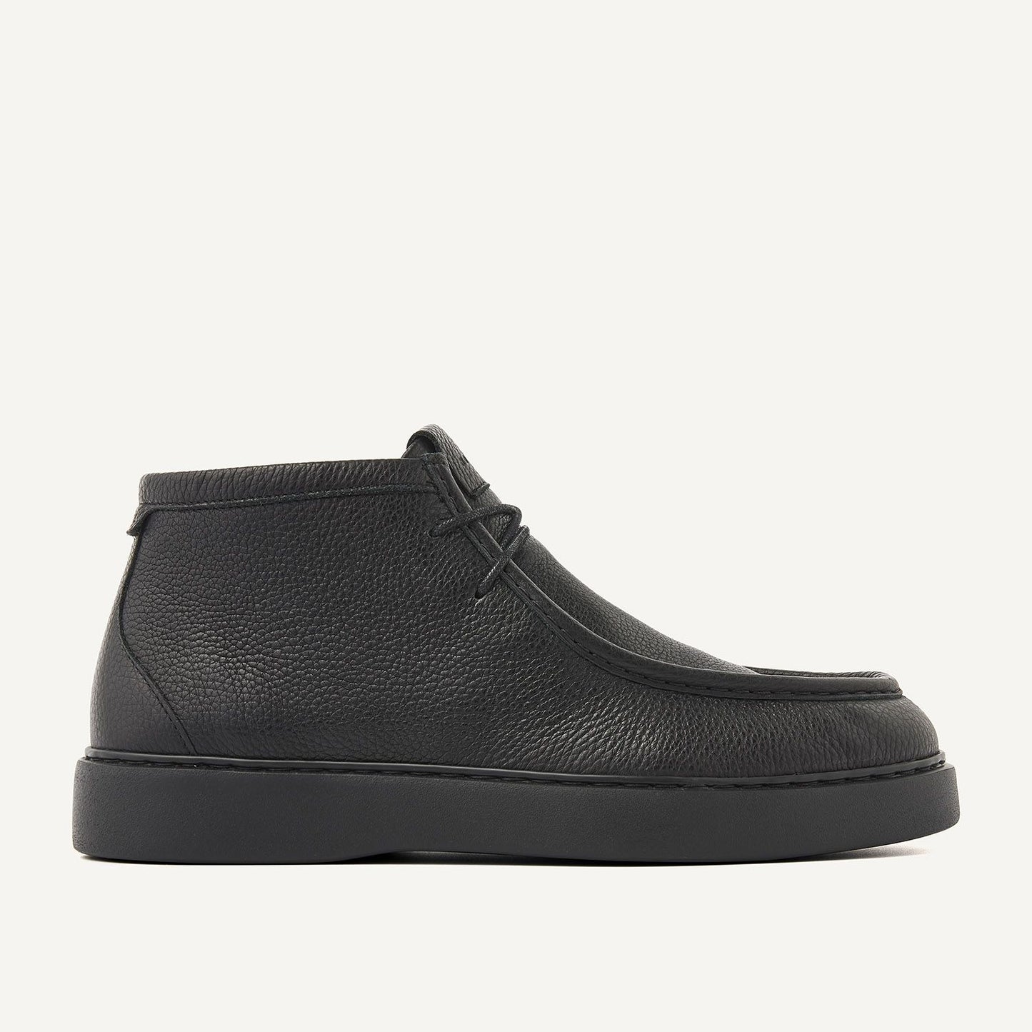 Nubikk Steve Ryan Mid - Black Leather Seitenansicht mit glattem Design und mittelhohem Schnitt