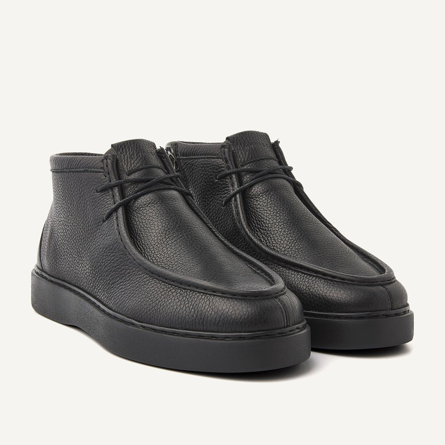 Nubikk Steve Ryan Mid - Black Leather Frontansicht mit Schnürung und minimalistischem Look