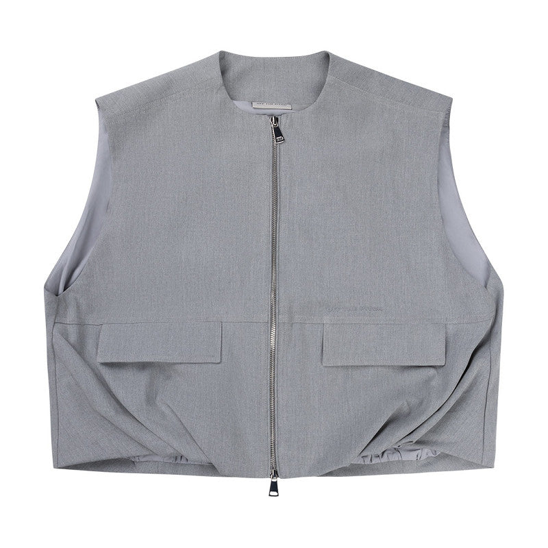 Vorderansicht der Off the Pitch Oversized Xan Gilet - Ultimate Grey in Hellgrau mit Reißverschluss und aufgesetzten Taschen