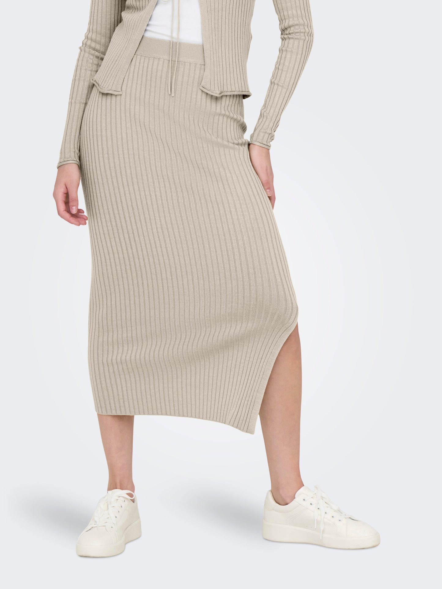 Beiger Rippstrickrock in der Farbe Birch von Only in Midi-Länge, Produktaufnahme ohne Modell, elastischer Bund.