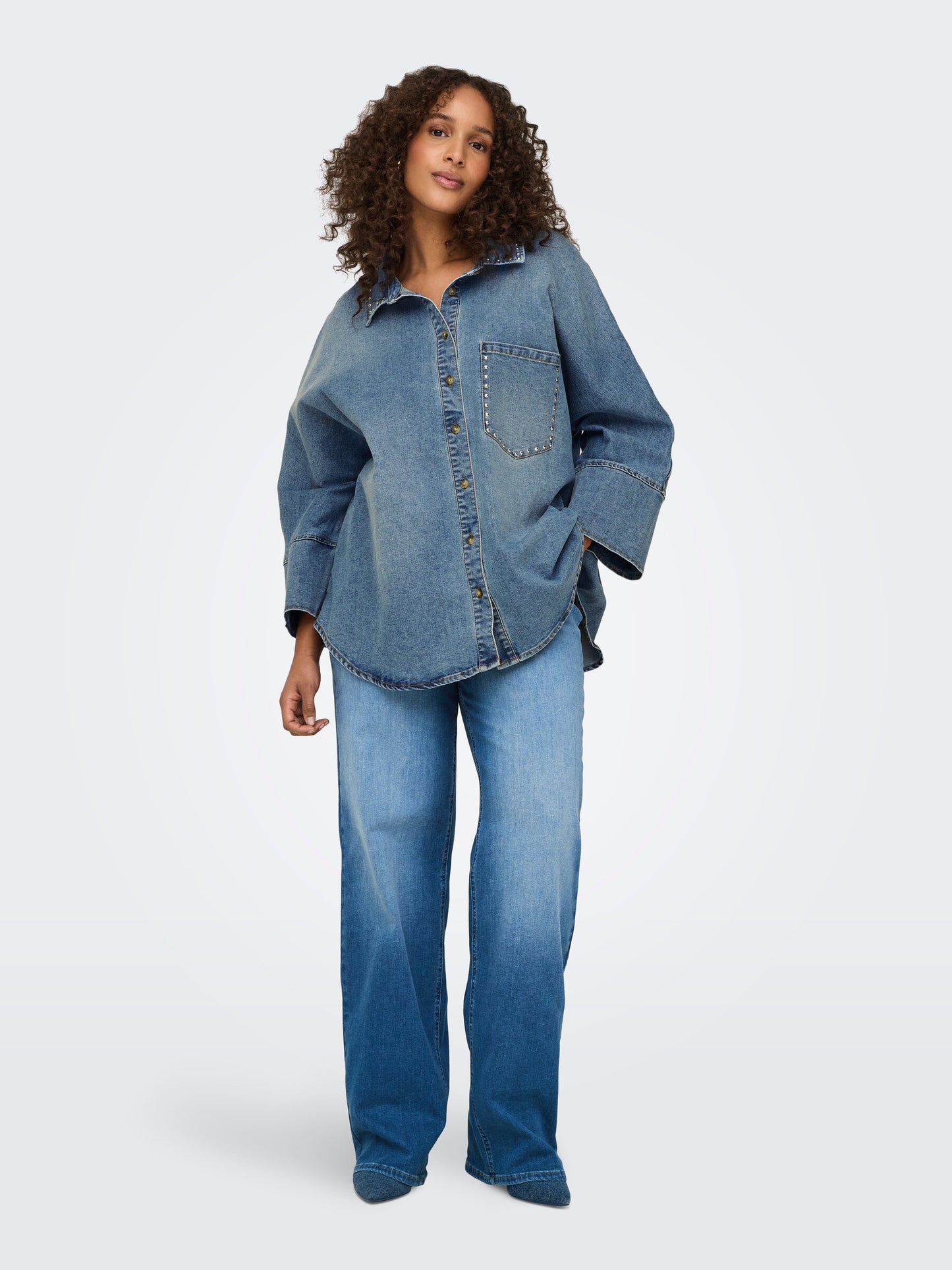 Ganzkörper-Vorderansicht der Only Carmakoma Carwilly Wide Fit Jeans in medium blau. Vielseitiges Design mit schmeichelndem Schnitt, ideal für jeden Anlass.