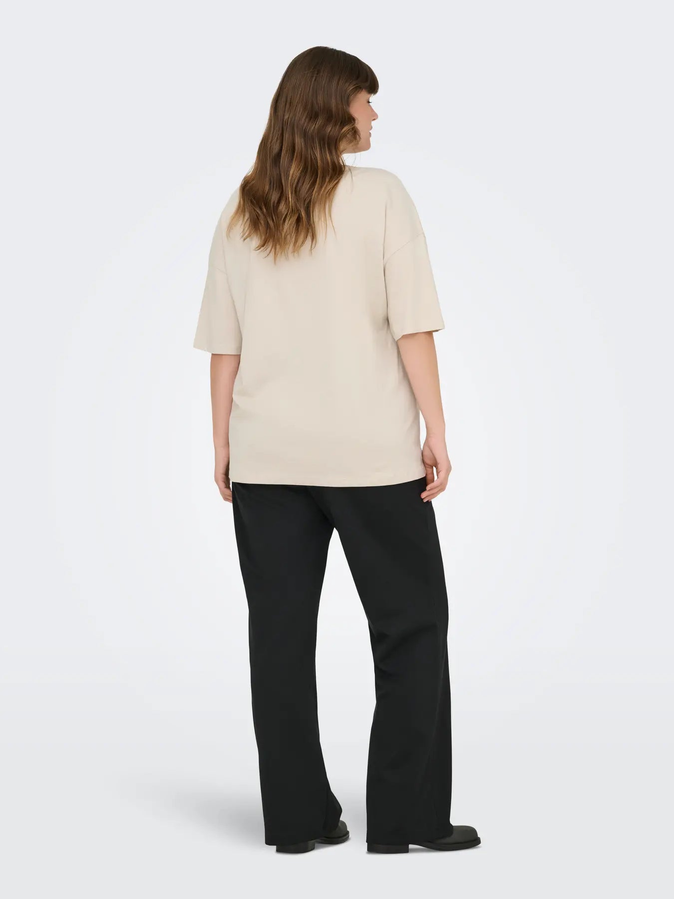 Rückansicht des Only Carmakoma Kourtney Life O-Neck Tee in Pumice Stone Leo Cherry – weite Passform mit halblangen Ärmeln