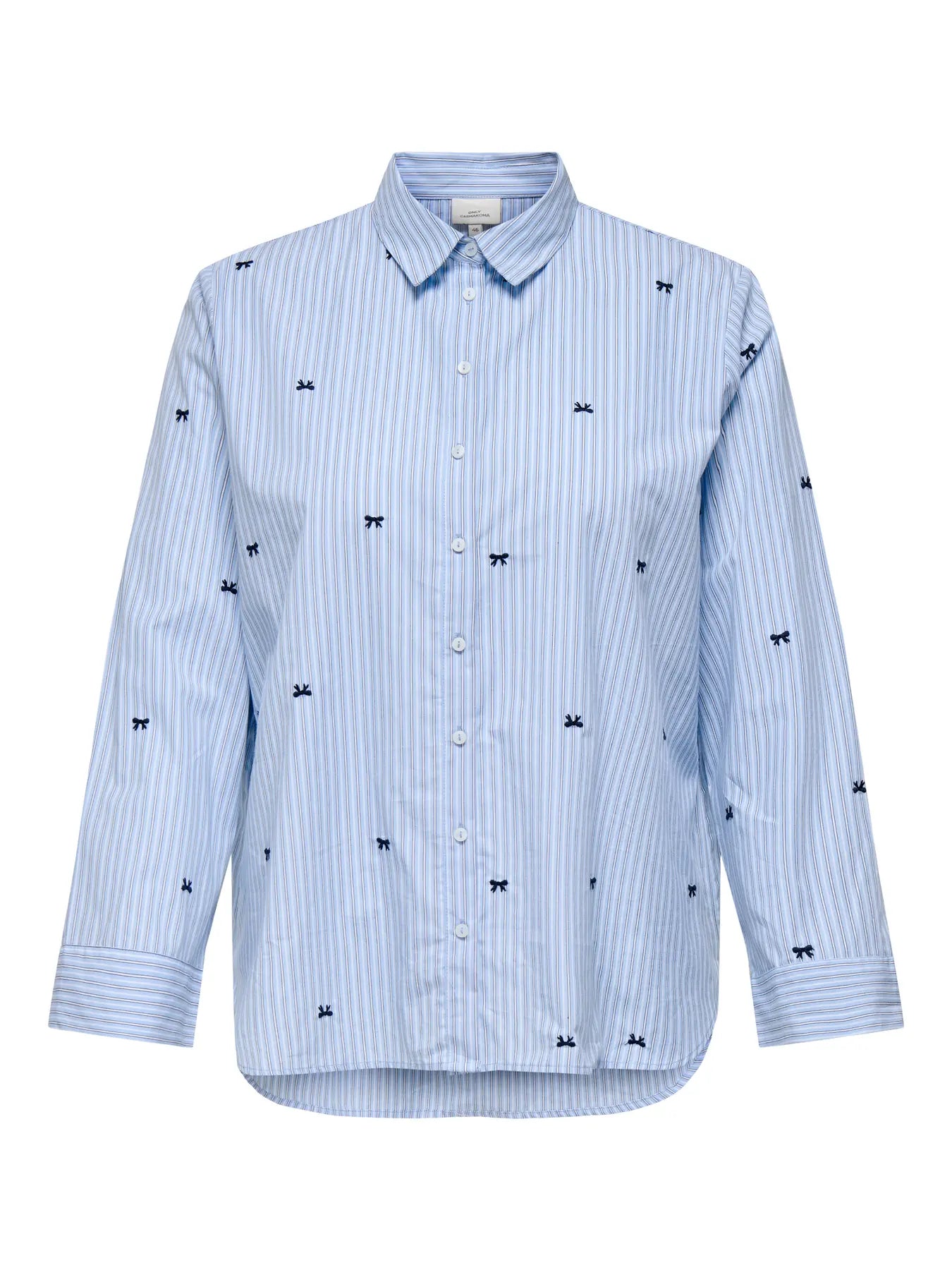 Vorderansicht des Only Carmakoma New Lina Grace Haevy Shirt - Serenity mit dezentem Streifenmuster und kleinen Stickdetails