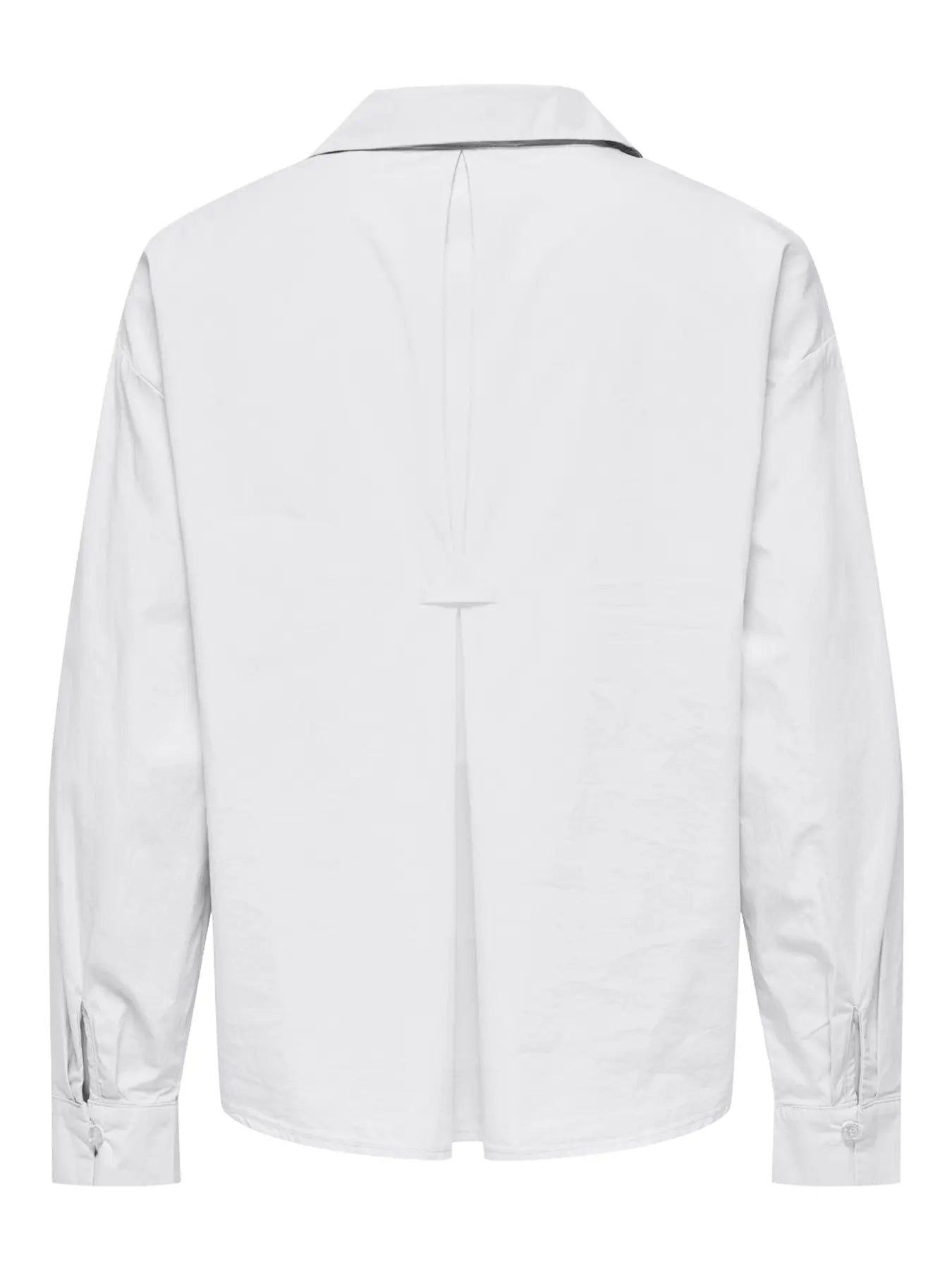Rückansicht des Only Carmakoma Panama Detail Shirt - White mit Faltendetail und langen Ärmeln