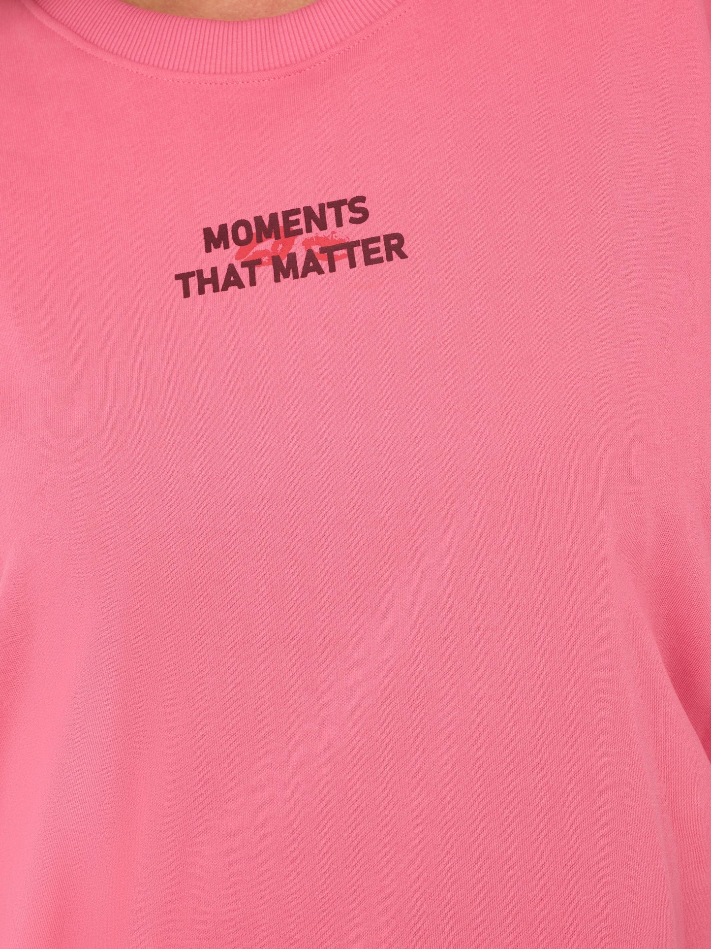 Only Carmakoma Poppy LS O-Neck Sweat JRS – Detailansicht mit Brustprint "Moments That Matter" in Pink