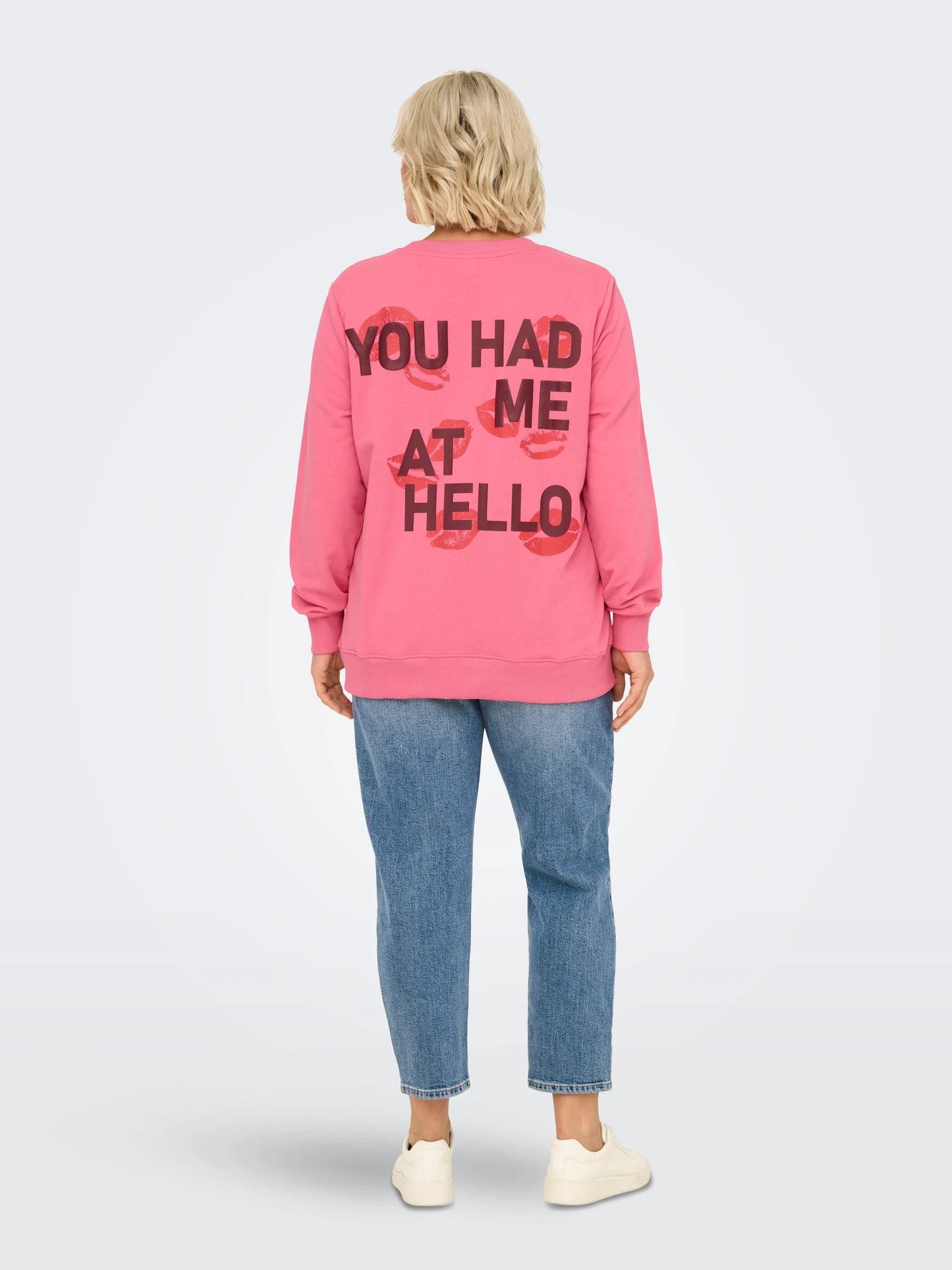 Only Carmakoma Poppy LS O-Neck Sweat JRS – Rückansicht mit auffälligem Rückenprint "You Had Me At Hello" und Kussmund-Motiven