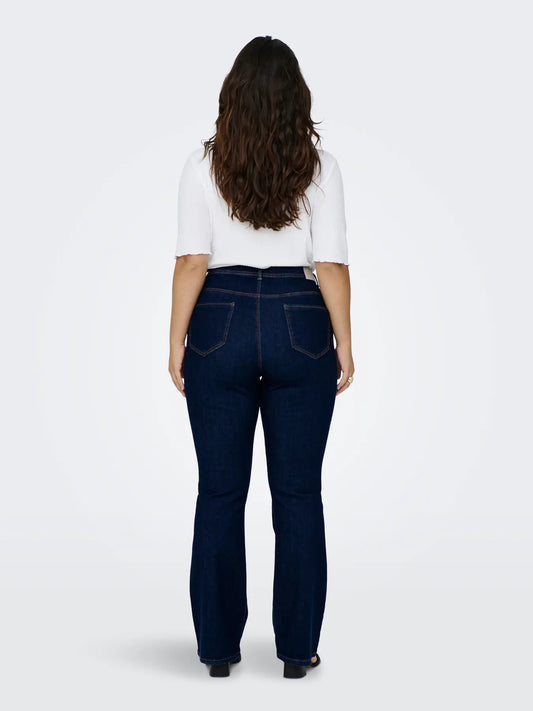 Rückansicht der Only Carmakoma Sally - High Waist Flared - Dark Blue Jeans – figurbetonter Schnitt mit ausgestelltem Bein in dunklem Blau