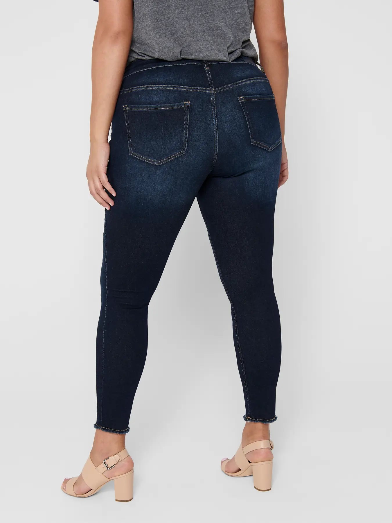 Only Carmakoma Willy - Regular Waist Skinny Ankle - Dark Blue, Detailaufnahme der Gesäßtaschen und Logo-Patch hinten
