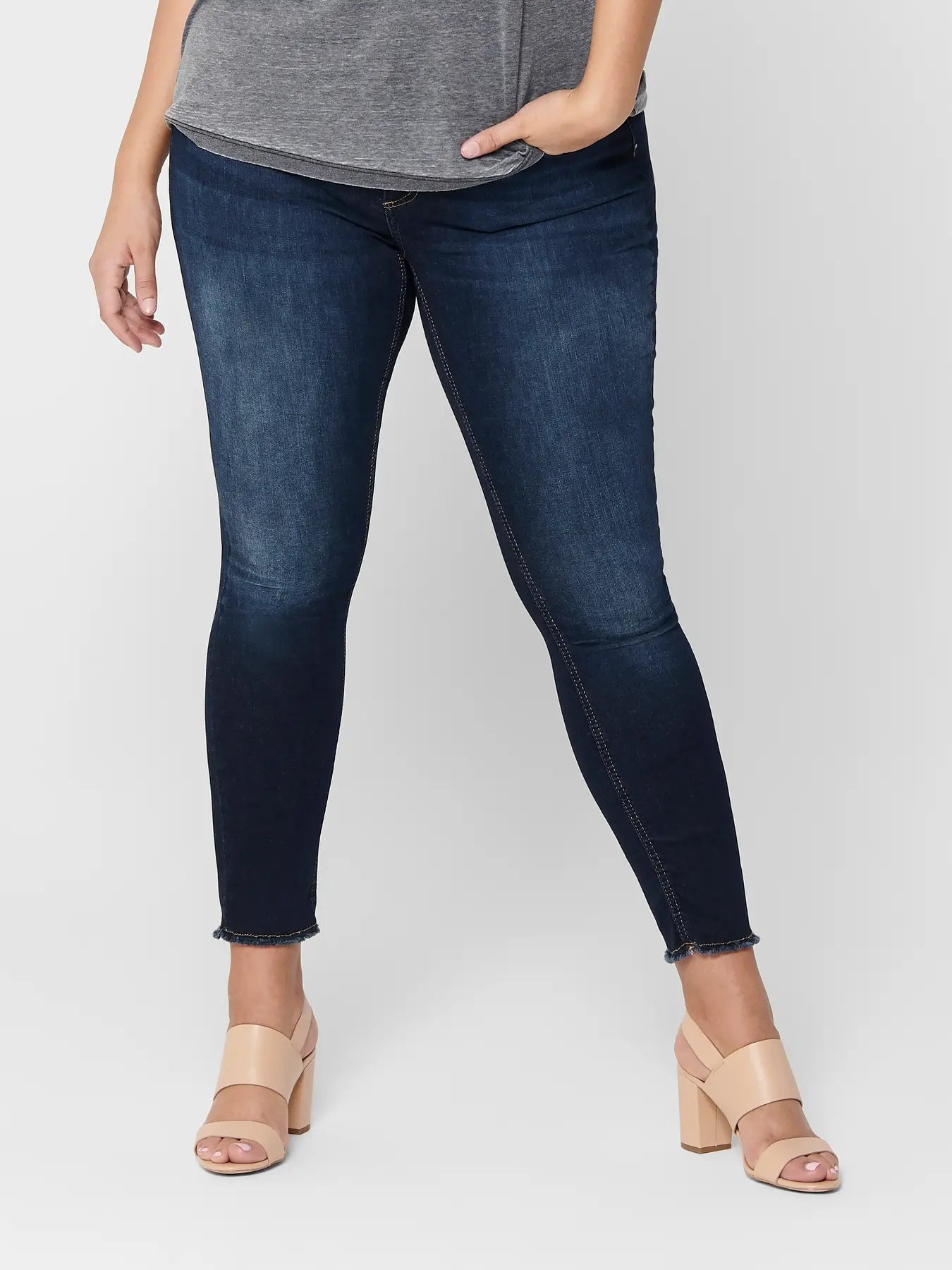 Only Carmakoma Willy - Regular Waist Skinny Ankle - Dark Blue, Nahaufnahme der Passform und Beinabschlüsse