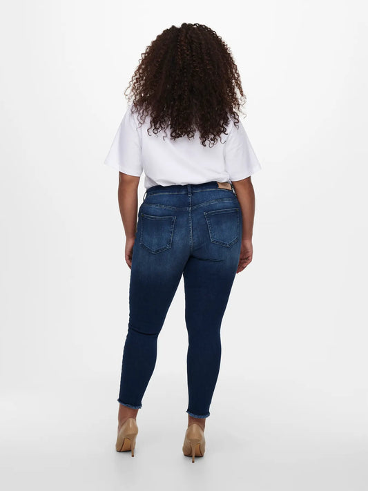 Only Carmakoma Willy - Regular Waist Skinny Ankle - Medium Blue, Rückansicht mit figurbetonter Passform und ausgefranstem Saum