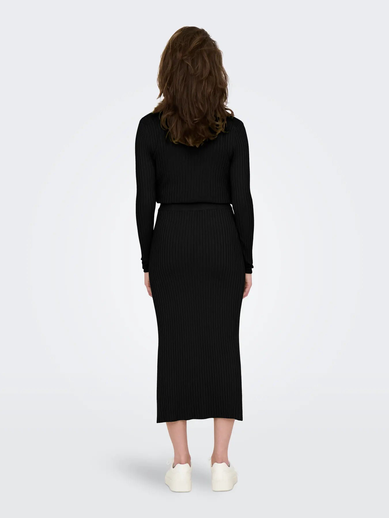 Rückansicht des Only Mila Skirt Black, ein schwarzer Rippstrickrock in Midi-Länge mit figurbetontem Schnitt.