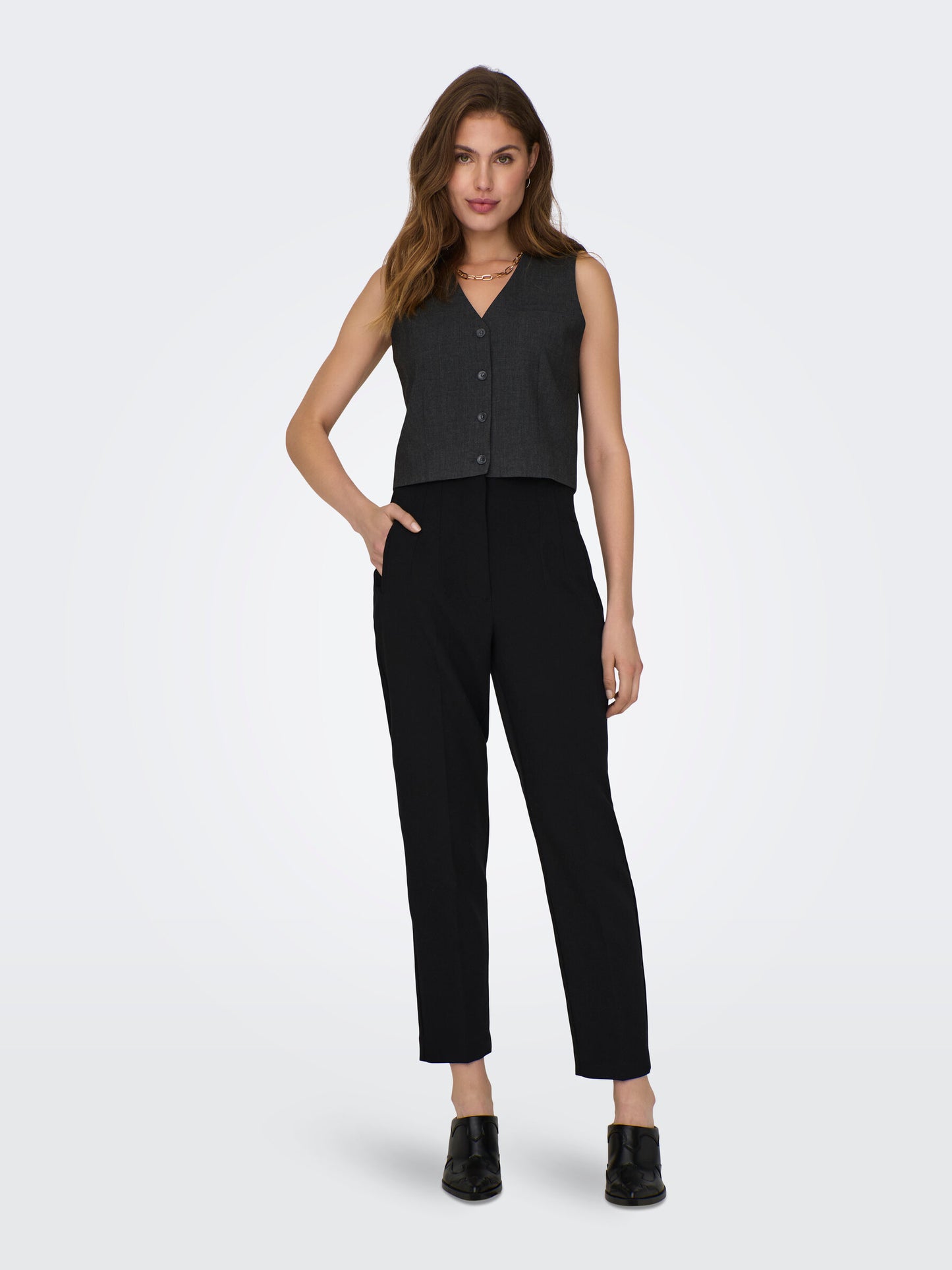 Vorderansicht der Only Raven Life Hose in Schwarz, eine stilvolle und komfortable Wahl für jeden Anlass.