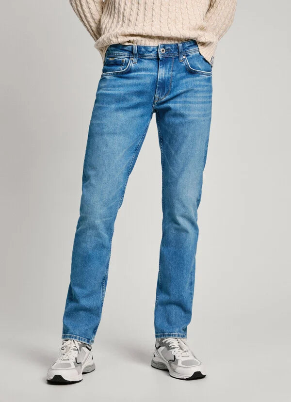 Frontansicht der Pepe Jeans Cash Regular Sky Blue Wiser mit Used-Waschung und schmalem Bein.