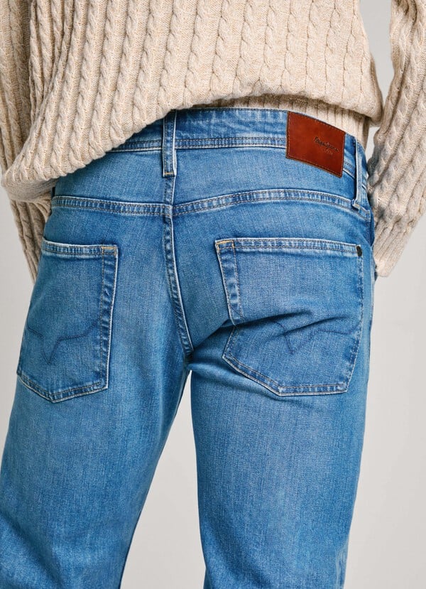 Rückansicht der Pepe Jeans Cash Regular Sky Blue Wiser mit Ziernähten und Lederetikett.