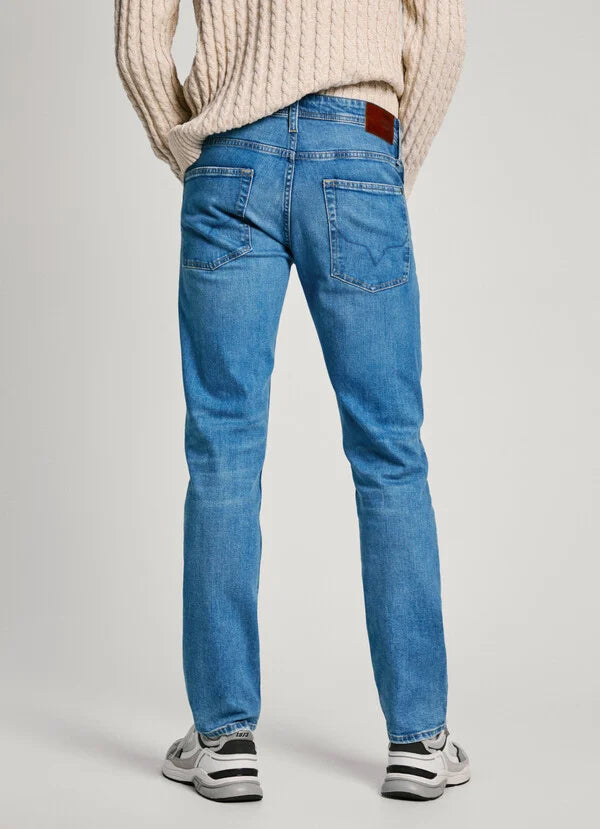 Komplettansicht der Pepe Jeans Cash Regular Sky Blue Wiser, getragen mit lässigem Strickpullover.