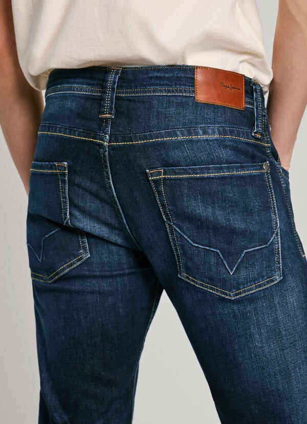 Rückansicht der Pepe Jeans Cash Regular in Streaky Stretch Dk mit markanten Gesäßtaschen und braunem Logoetikett.