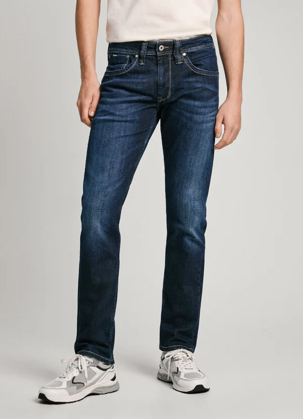 Vorderansicht der Pepe Jeans Cash Regular Streaky Stretch Dk mit klassischem 5-Pocket-Design und dezenter Used-Waschung.