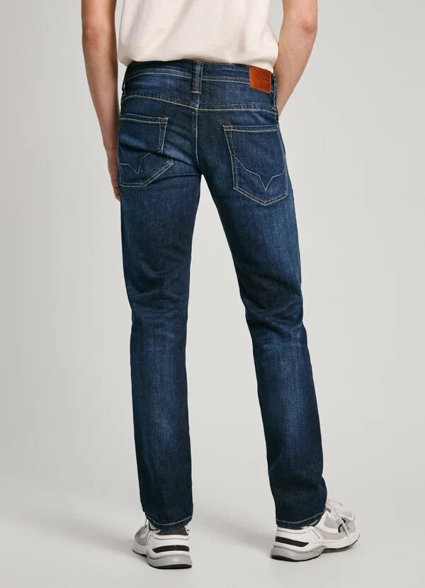 Rückansicht der Pepe Jeans Cash Regular Streaky Stretch Dk, getragen mit sportlichen Sneakern, im Casual-Stil.
