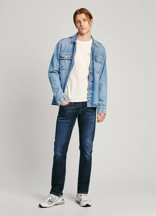 Komplettes Outfit mit Pepe Jeans Cash Regular Streaky Stretch Dk, kombiniert mit Denim-Jacke und weißem T-Shirt