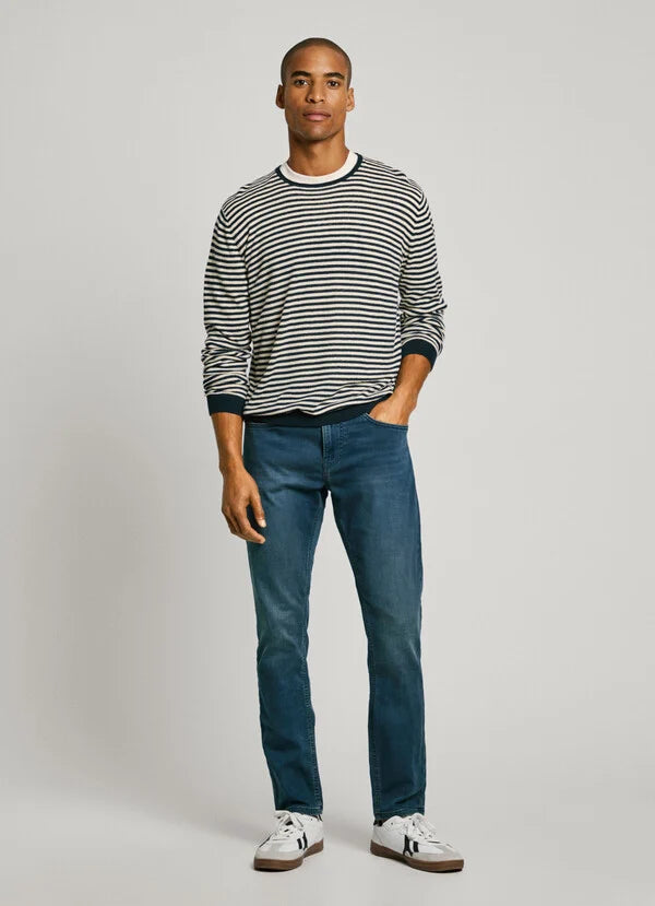 Komplettansicht des Outfits mit Pepe Jeans Gymdigo Slim Smokey Grey und gestreiftem Pullover