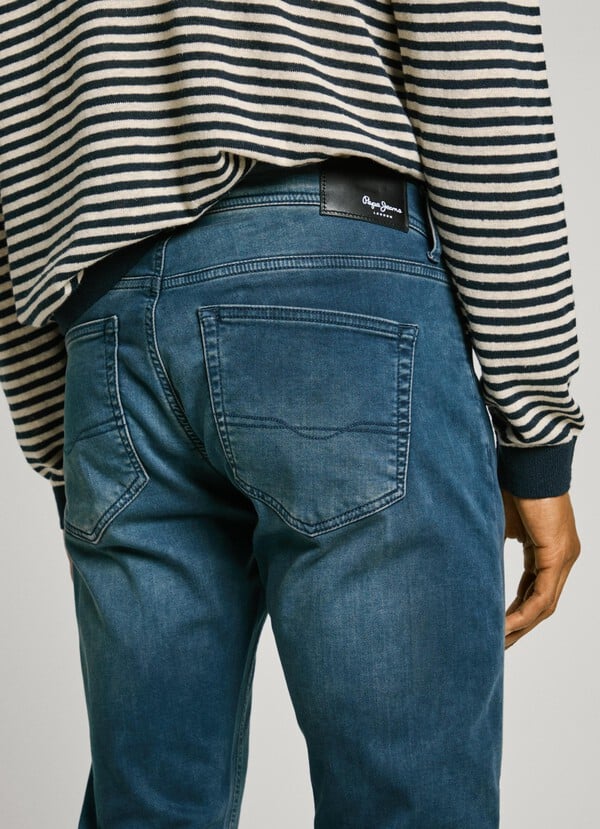 Rückansicht der Pepe Jeans Gymdigo Slim Smokey Grey mit markanten Ziernähten und PEPEJEANS-Etikett