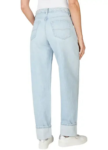 Rückansicht der Pepe Jeans London Barrel MW Turn-Up Braid Jeans für Damen mit geflochtenem Bund und Gesäßtaschen in heller Waschung