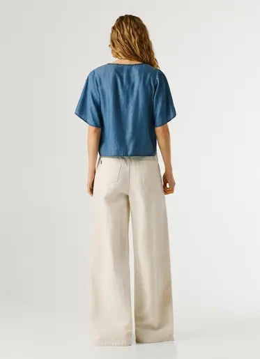 Rückansicht des Pepe Jeans London Cleo Tencel Shirt - Blue mit kurzen Ärmeln und lockerem Schnitt