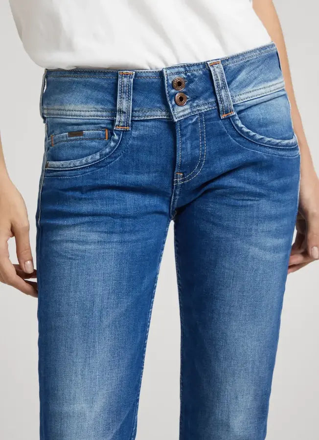 Detailaufnahme des breiten Bundes mit doppeltem Knopfverschluss der Pepe Jeans London Gen - Mid Waist Straight - D45.