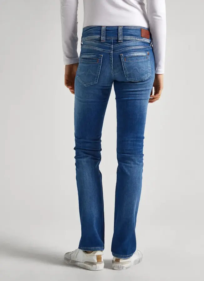 Rückansicht der Pepe Jeans London Gen - Mid Waist Straight - D45 mit markanten Gesäßtaschen und Ziernähten.