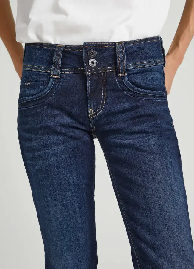 Nahaufnahme des breiten Bundes mit Doppelkknopfverschluss bei der Pepe Jeans London Gen - Mid Waist Straight - H06