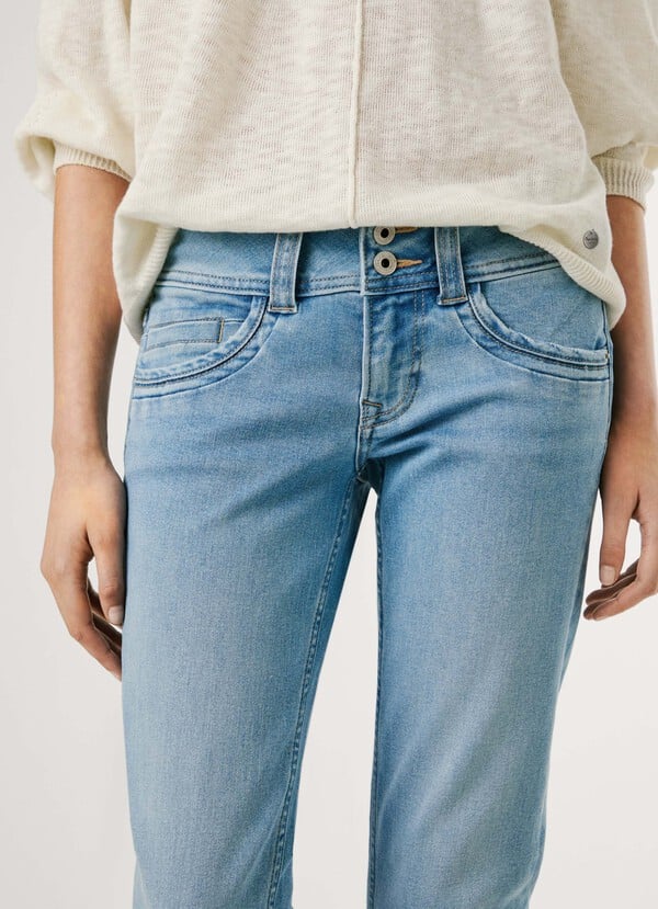 Nahaufnahme des Bundes der Pepe Jeans London Gen - Mid Waist Straight - NC4 mit sichtbaren Nähten und Münztasche mit Knopfloch.
