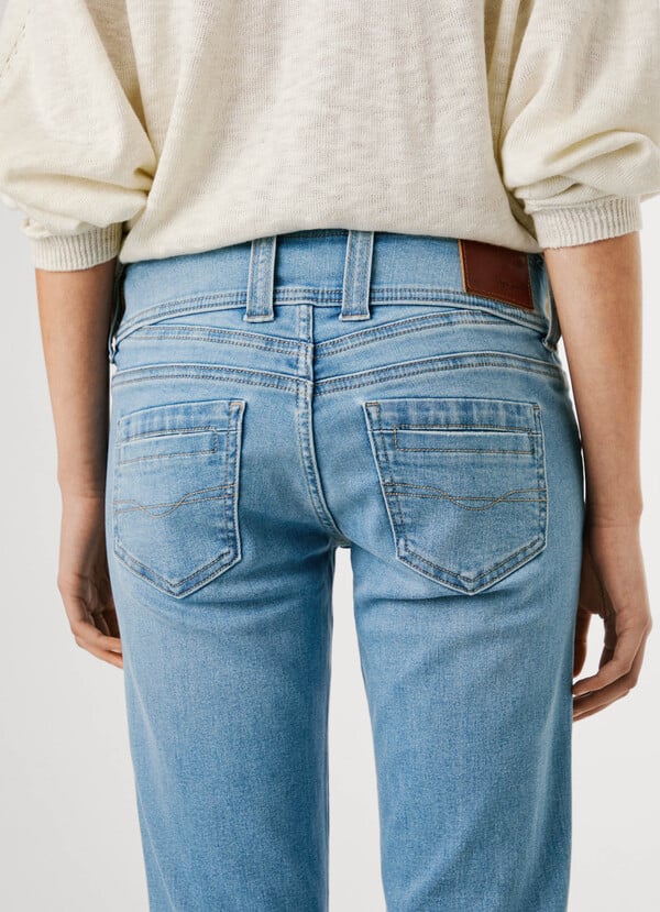 Rückansicht der Pepe Jeans London Gen - Mid Waist Straight - NC4 mit doppelt gearbeiteter Passe und Gesäßtaschen mit Ziernähten.