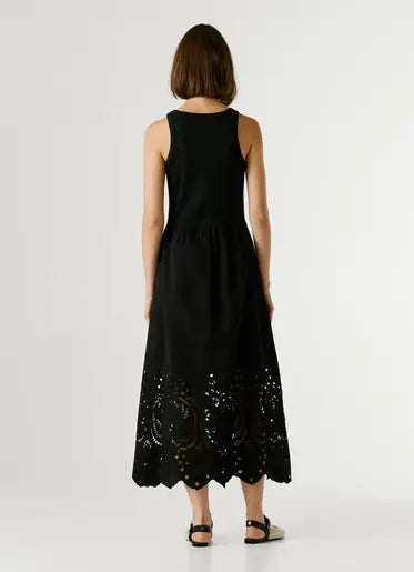 Rückansicht des Pepe Jeans London Naomi - Black Maxikleids mit fließender Passform und Lochstickerei am unteren Saum