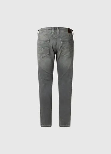 Pepe Jeans London Spike - Tapered - 8AB Herrenjeans in Grau, Rückansicht mit markanten Gesäßtaschen und Lederpatch