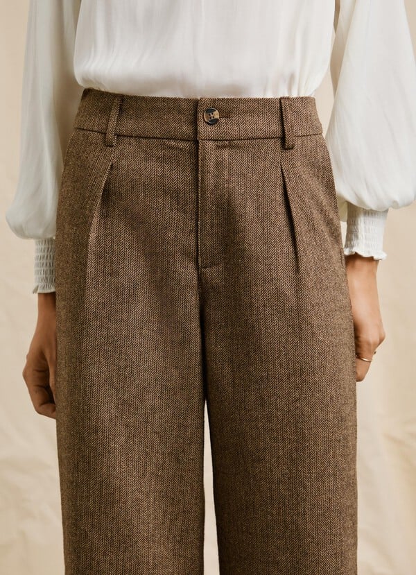 Nahaufnahme des Bundes der Pepe Jeans London Trinity Wide Leg Pant Chocolate Brown – Fischgrätmuster und Bundfalten