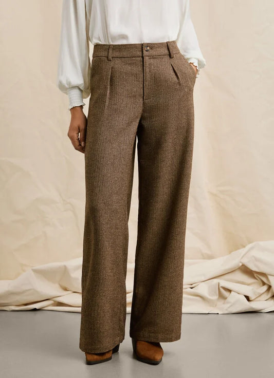 Detailansicht der Pepe Jeans London Trinity Wide Leg Pant Chocolate Brown – klassische Bundfaltenhose in Braun